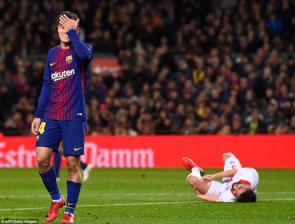 Messi-Suarez lập công, Barcelona vững ngôi đầu bảng La Liga - 16
Rakitic sau khi phạm lỗi với cầu thủ Alaves