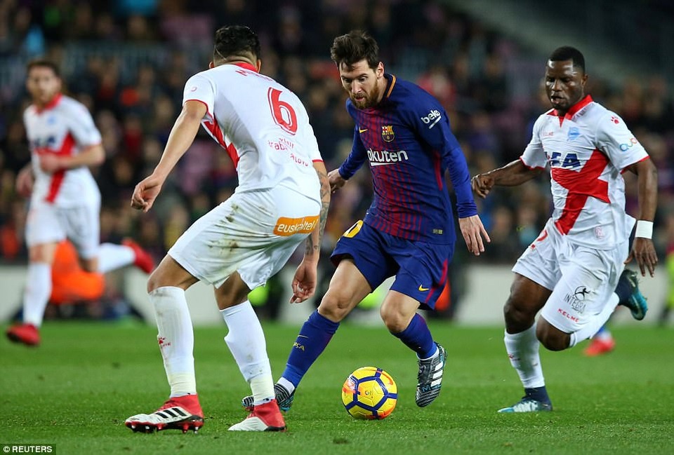 Messi-Suarez lập công, Barcelona vững ngôi đầu bảng La Liga - 15
Ngôi sao người Argentina vẫn là điểm tựa quan trọng trong chiến thắng của Barcelona