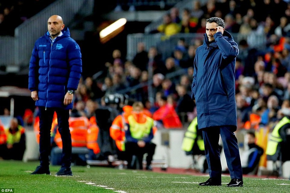 Messi-Suarez lập công, Barcelona vững ngôi đầu bảng La Liga - 13
HLV Valverde (phải) lo lắng trong suốt trận đấu
