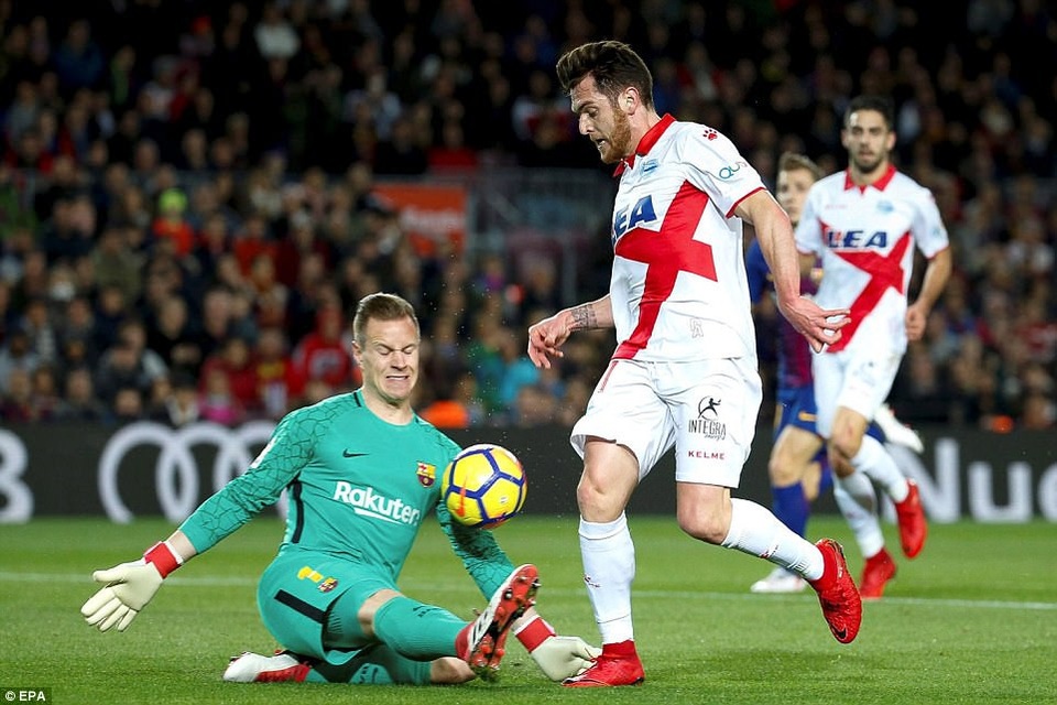 Messi-Suarez lập công, Barcelona vững ngôi đầu bảng La Liga - 11
Thủ thành Stegen của Barca cũng có ngày làm việc vất vả