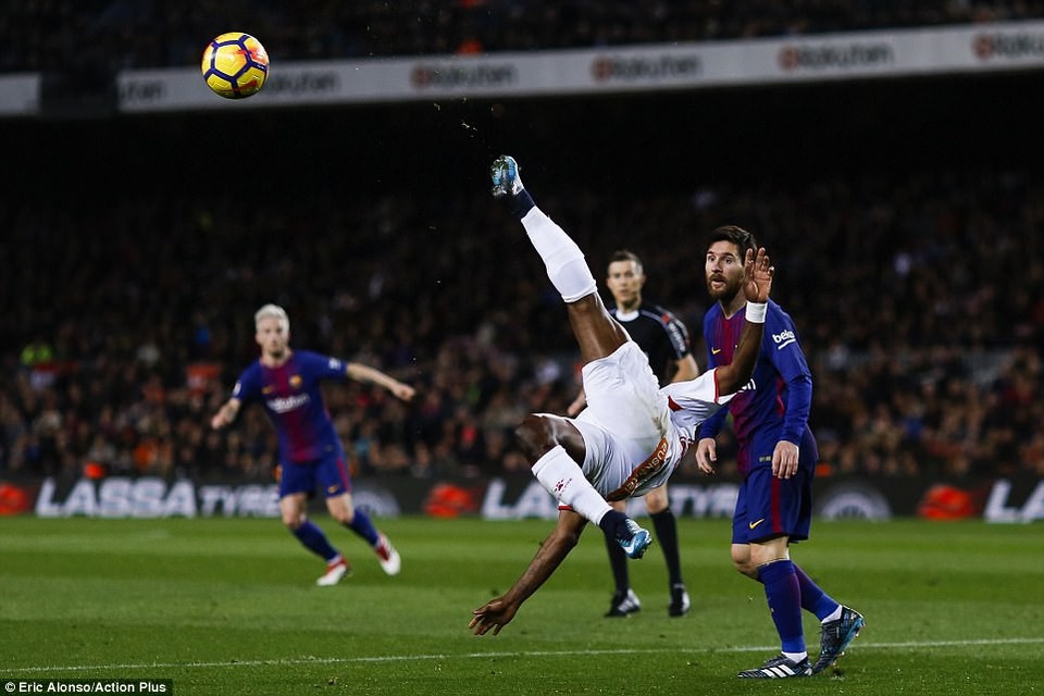 Messi-Suarez lập công, Barcelona vững ngôi đầu bảng La Liga - 10
Hàng thủ Alaves chơi khá quyết liệt ở trận đấu này