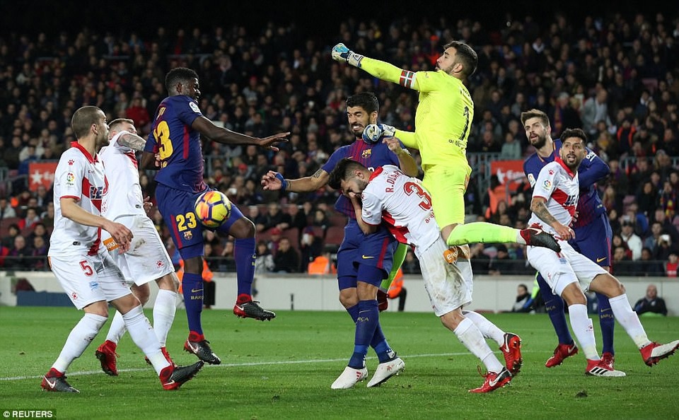 Messi-Suarez lập công, Barcelona vững ngôi đầu bảng La Liga - 8
Tình huống Luis Suarez uy hiếp khung thành của Alaves