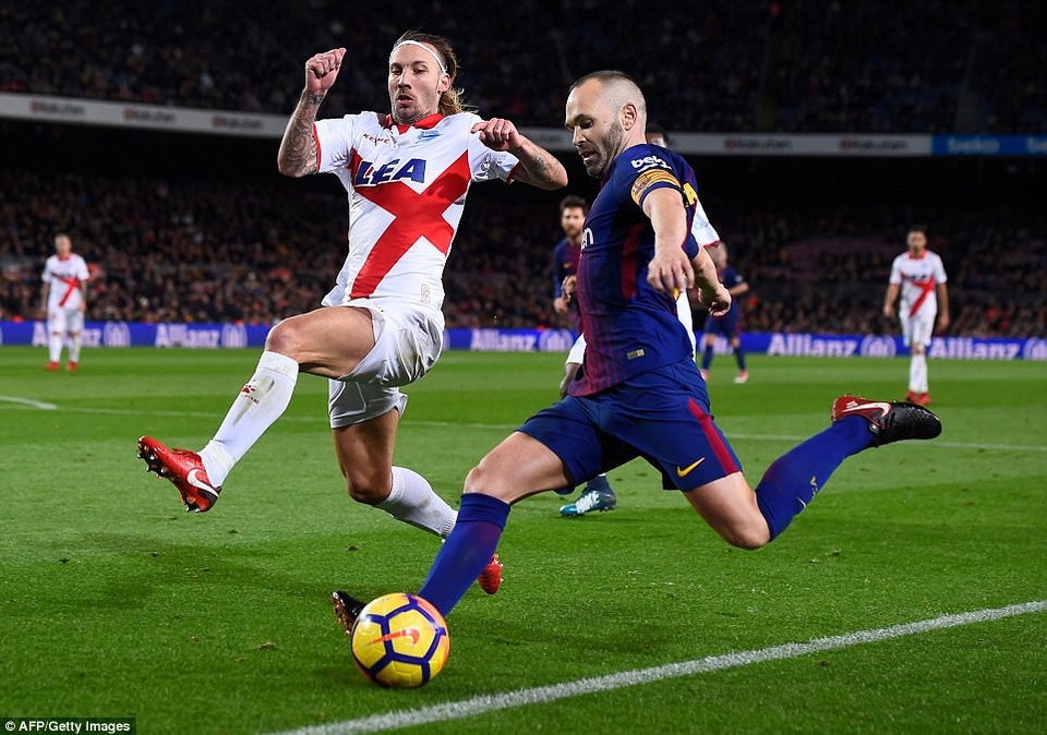 Messi-Suarez lập công, Barcelona vững ngôi đầu bảng La Liga - 6
Thủ quân Iniesta bị hậu vệ Alaves truy cản