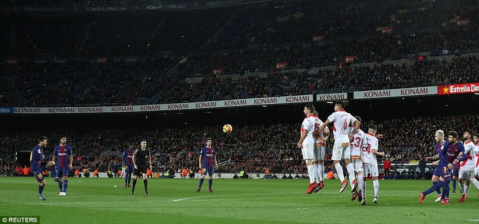 Messi-Suarez lập công, Barcelona vững ngôi đầu bảng La Liga - 5
Tình huống quan trọng nhất của trận đấu là cú sút phạt của Messi ở phút 87