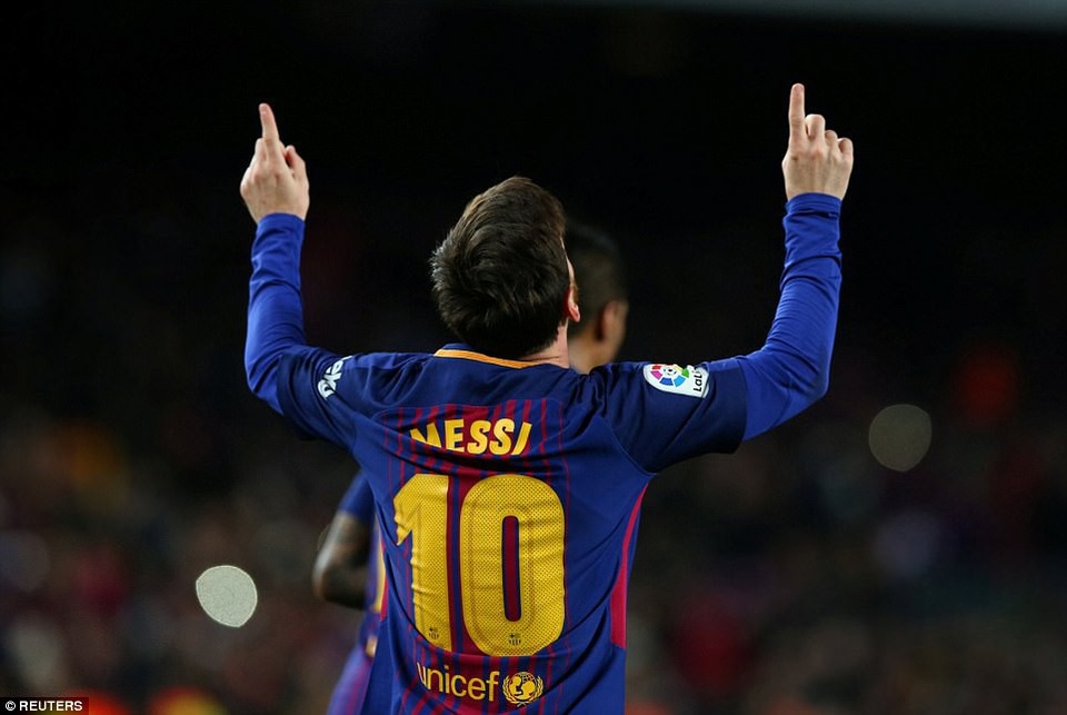Messi-Suarez lập công, Barcelona vững ngôi đầu bảng La Liga - 4
... sau cú sút phạt đẹp mắt