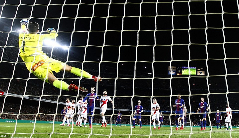 Messi-Suarez lập công, Barcelona vững ngôi đầu bảng La Liga - 1
Barcelona liên tục gây sức ép và áp đảo liên tục Alaves trong cả trận đấu