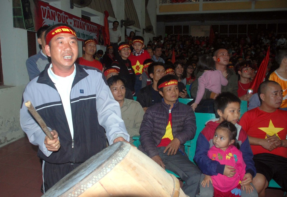 Hai cầu thủ quê lúa được Chủ tịch huyện tặng Giấy khen - 6 Hai cầu thủ quê lúa được Chủ tịch huyện tặng Giấy khen - 6