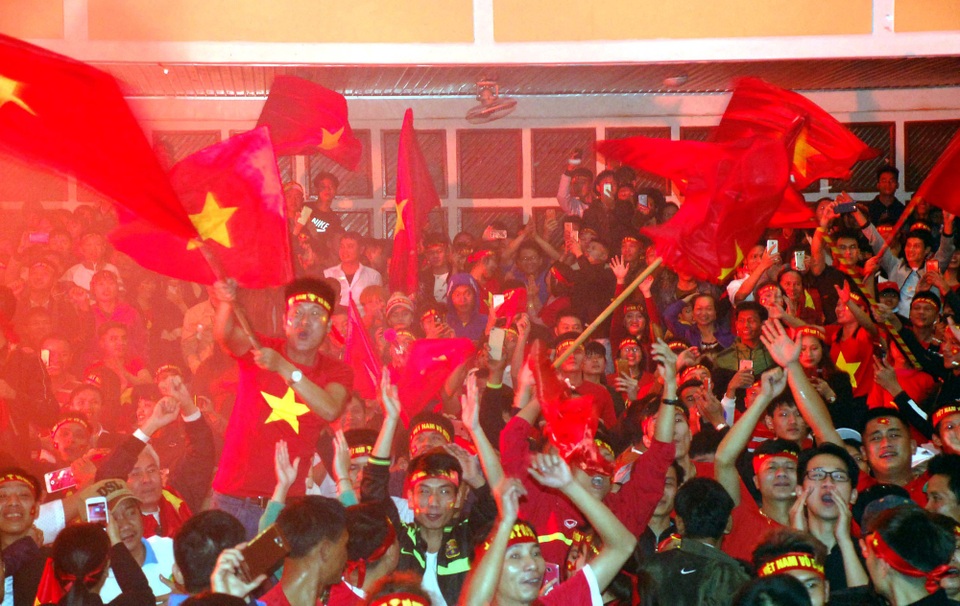 Hai cầu thủ quê lúa được Chủ tịch huyện tặng Giấy khen - 7 Chưa bao giờ người dân quê lúa Yên Thành - nơi hai cầu thủ Xuân Mạnh và Văn Đức được các CĐV cổ vũ náo nhiệt đến thế này ...