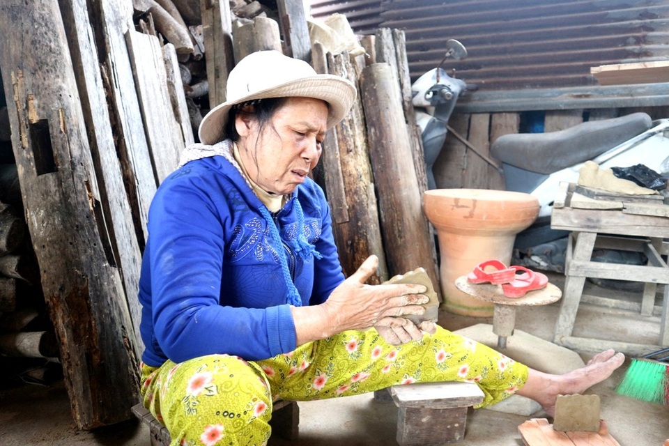 Rộn ràng đúc tượng ông Công, ông Táo ở làng gốm trăm năm tuổi - 6 Sau đó người thợ tỉ mỉ đưa tượng đã thành hình ra khỏi khuôn