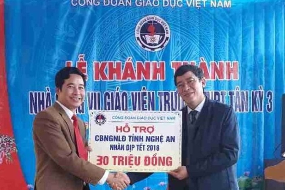 Công Đoàn Giáo dục Việt Nam hỗ trợ 30 triệu đồng cho cán bộ, giáo viên Nghệ An ăn Tết - 1
Chủ tịch Công đoàn Giáo dục Việt Nam Vũ Minh Đức (bên phải) trao 30 triệu đồng của Công đoàn Giáo dục Việt Nam hỗ trợ ngành GD-ĐT tỉnh Nghệ An để chăm lo Tết Mậu Tuất 2018 cho cán bộ, giáo viên có hoàn cảnh khó khăn. (Ảnh: Công đoàn Giáo dục Việt Nam)