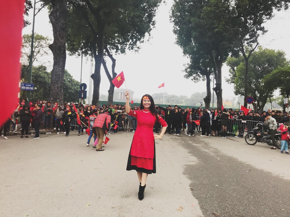 Những khoảnh khắc ấn tượng của sao Việt trong “biển người” đón U23 - 8 Đinh Trang cũng chạy qua rất nhiều điểm cầu để mong được gặp các tuyển thủ U23 Việt Nam