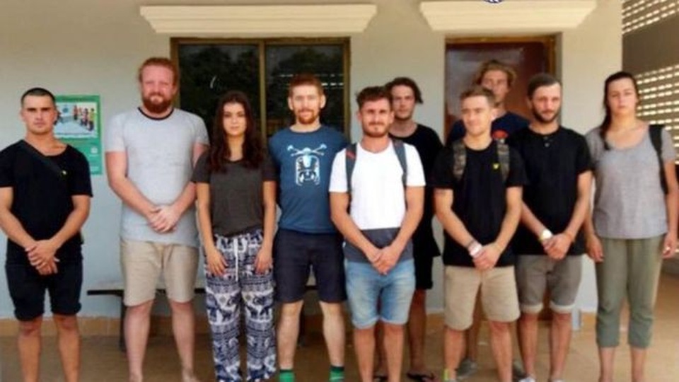 Campuchia bắt 10 người nước ngoài nhảy múa khiêu dâm - 1 10 người nước ngoài bị cảnh sát Campuchia bắt giữ vì hành vi phản cảm (Ảnh: BBC)