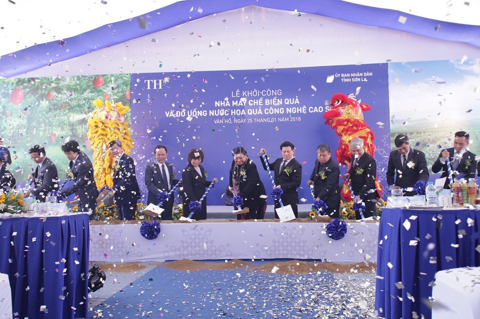 “Người đàn bà sữa tươi” và tâm thế sẵn sàng vào vùng gian khó - 1 
Lễ Khởi công nhà máy chế biến quả và nước hoa quả Sơn La của tập đoàn TH có tổng vốn đầu tư 1.200 tỷ đồng, giai đoạn 1 đầu tư 300 tỷ đồng