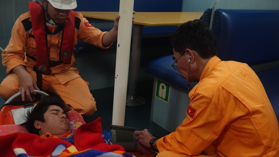 Vượt sóng dữ, cứu thuyền viên nguy kịch trên biển - 2 Vượt sóng dữ, cứu thuyền viên nguy kịch trên biển - 2