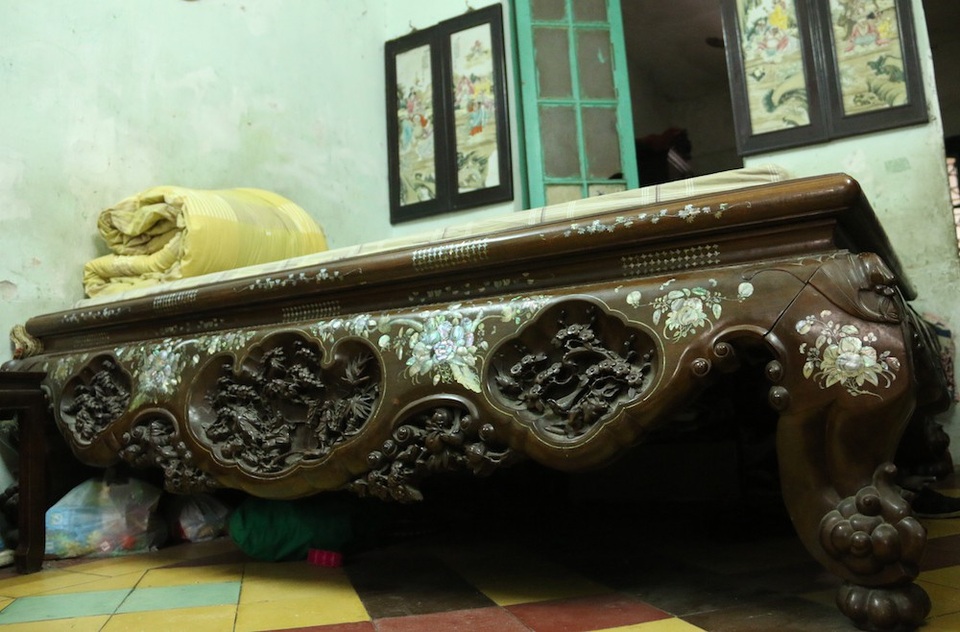 Chuyện chưa kể về căn nhà 200m2 của gia đình giàu nức tiếng phố cổ Hà Nội - 4 Trước đây, các đồ vật trong gia đình đều được bố mẹ ông An đặt thợ làm với những loại gỗ tốt nhất