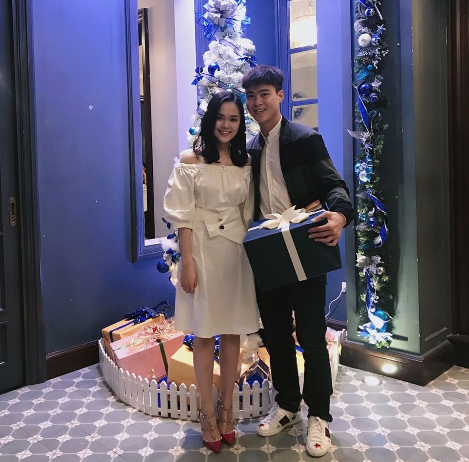 Hé lộ bạn gái của Duy Mạnh - đội phó U23 Việt Nam cắm quốc kỳ trên tuyết trắng - 8 Duy Mạnh và Quỳnh Anh được nhận xét là đôi trai tài gái sắc.