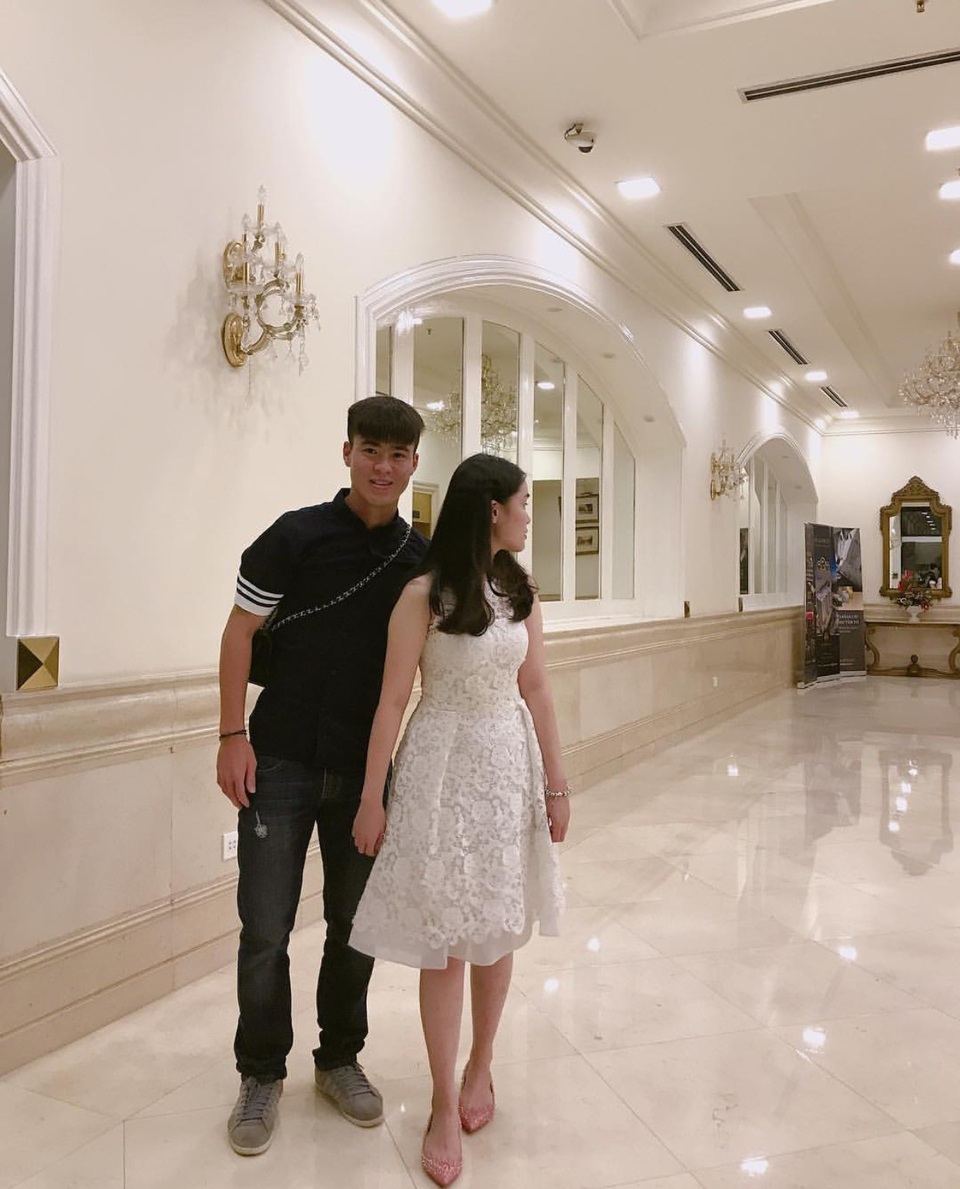 Hé lộ bạn gái của Duy Mạnh - đội phó U23 Việt Nam cắm quốc kỳ trên tuyết trắng - 14 Chàng tuyển thủ điển trai cũng rất chăm chia sẻ hình ảnh của bạn gái.
