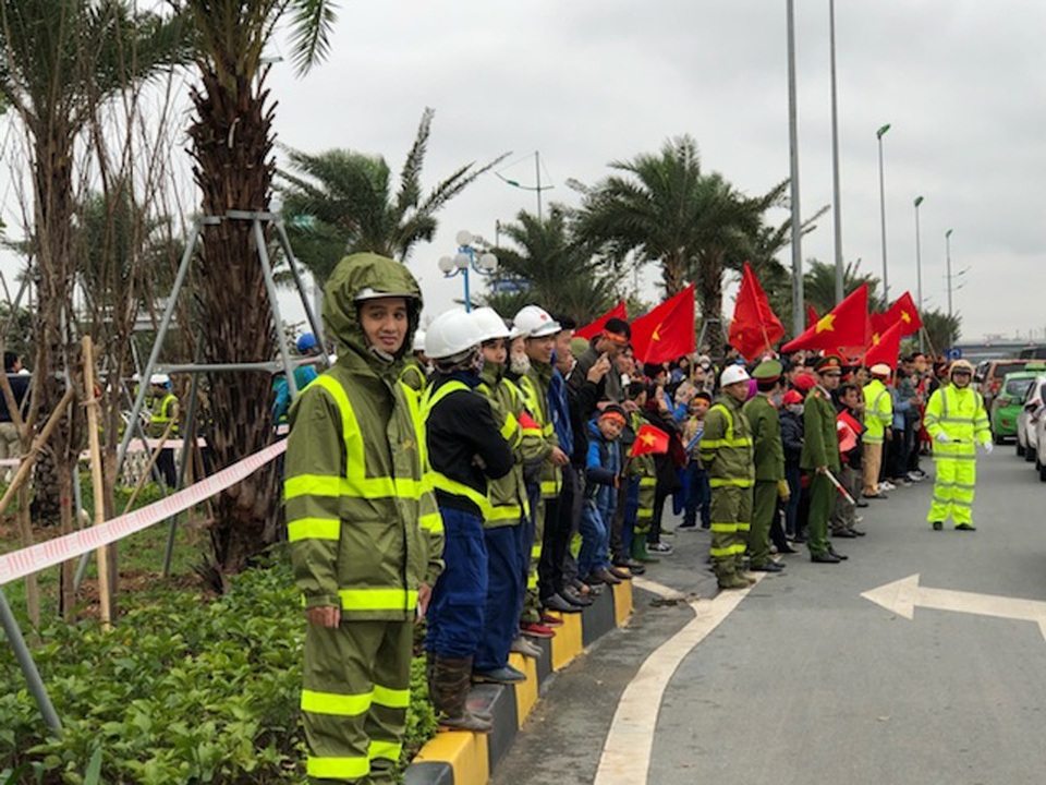Nhiều cây xanh "biến dạng" dưới chân biển người đón U23 Việt Nam - 8 Công nhân cây xanh làm nhiệm vụ gác chắn để ngăn không cho người dân dẫm lên những cây xanh ở dải phân cách giữa.