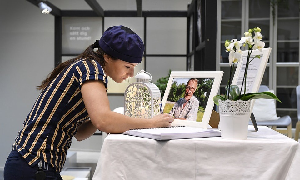Tỷ phú giàu nhất Thụy Điển qua đời ở tuổi 91 - 2 Nhân viên của Ikea viết lời chia buồn tại lễ tang ông Ingvar Kamprad. (Nguồn: Anders Wiklund / TT)