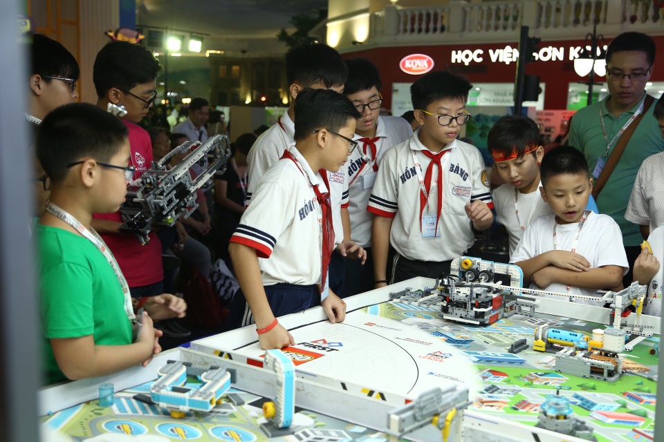Vượt 350 đội, 3 đội tuyển nhí giành vé đi Mỹ tham dự cuộc thi khoa học ứng dụng - 2 Các đội hào hứng tranh tài