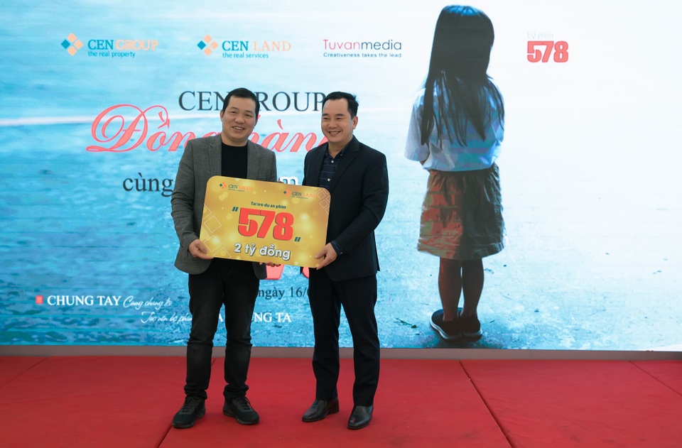 Ông Nguyễn Trung Vũ trao tài trợ cho đạo diễn Lương Đình Dũng