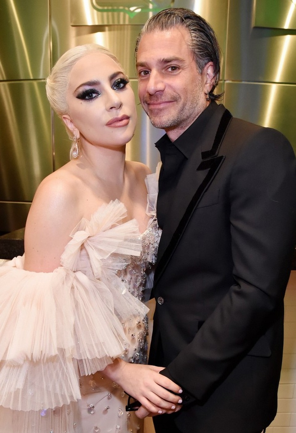Lady Gaga dịu dàng như công chúa, khóa môi bạn trai sau cánh gà - 2
Cặp đôi trông rất hạnh phúc bên nhau. Lady Gaga và Christian Carino công khai quan hệ vào năm 2017, gần một năm sau khi nữ ca sĩ nổi tiếng chia tay bạn trai cũ.
