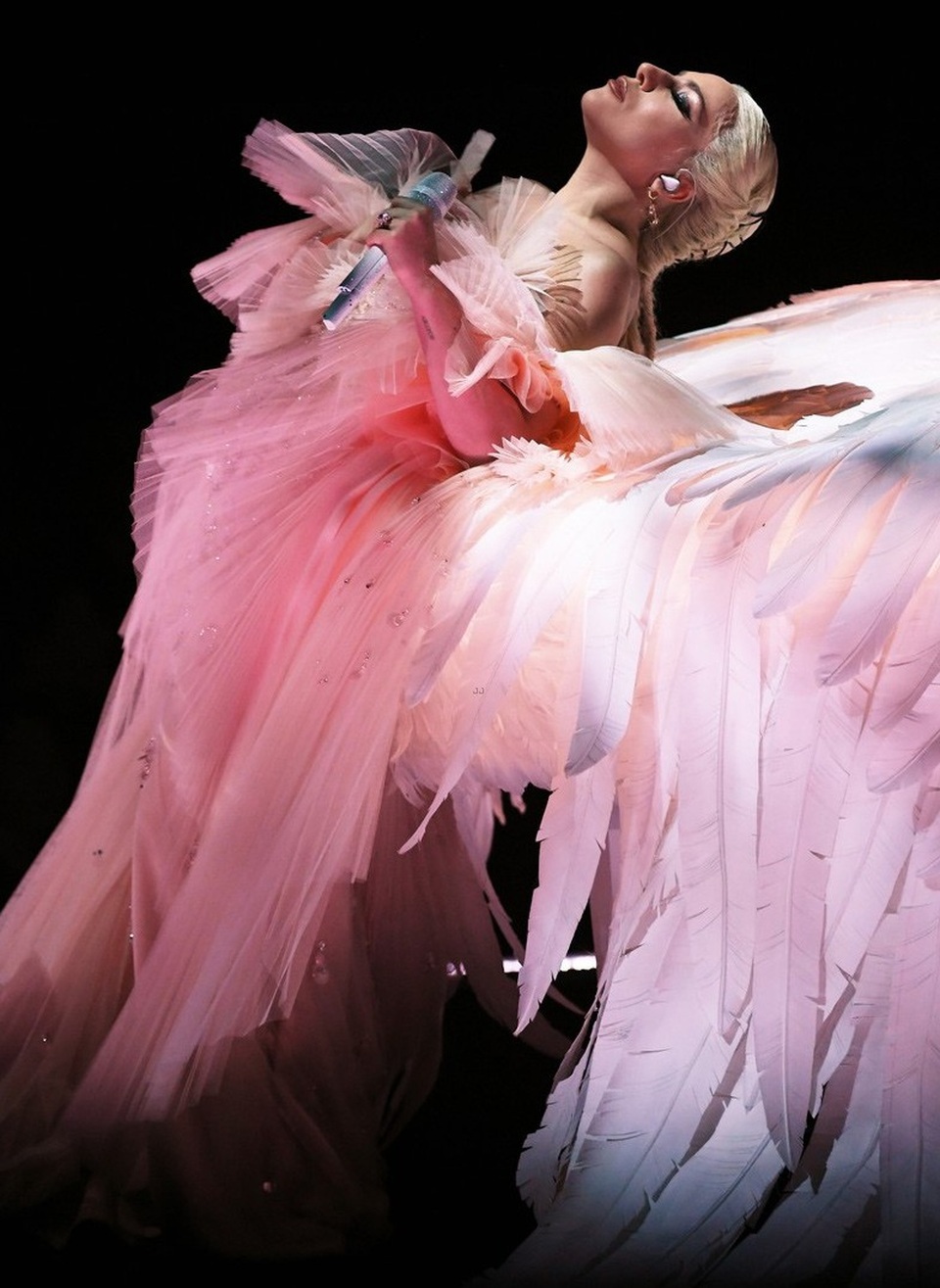 Lady Gaga dịu dàng như công chúa, khóa môi bạn trai sau cánh gà - 7
Trong vài năm trở lại đây, Lady Gaga đã có sự lột xác về phong cách thời trang cũng như biểu diễn. Thay vì những bộ đồ kiệm vải hở da thịt, Lady Gaga hướng tới những trang phục vừa nữ tính vừa thanh lịch.