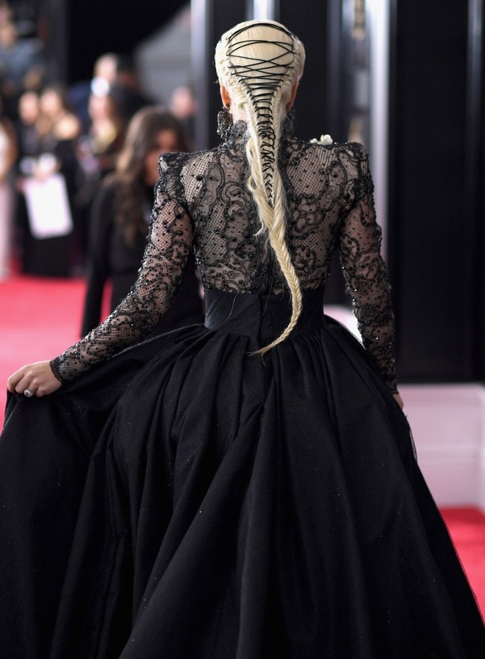Lady Gaga dịu dàng như công chúa, khóa môi bạn trai sau cánh gà - 12 Lady Gaga dịu dàng như công chúa, khóa môi bạn trai sau cánh gà - 12