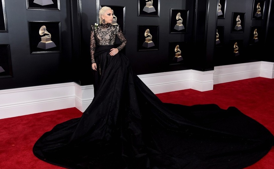 Lady Gaga dịu dàng như công chúa, khóa môi bạn trai sau cánh gà - 10 Lady Gaga dịu dàng như công chúa, khóa môi bạn trai sau cánh gà - 10