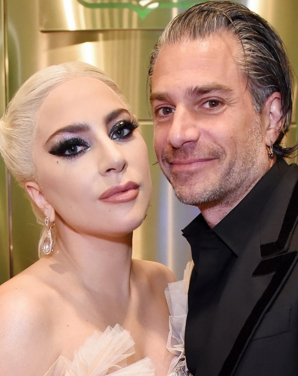 Lady Gaga dịu dàng như công chúa, khóa môi bạn trai sau cánh gà - 3
Nữ ca sĩ nổi loạn trông thật dịu dàng, e ấp bên bạn trai.
