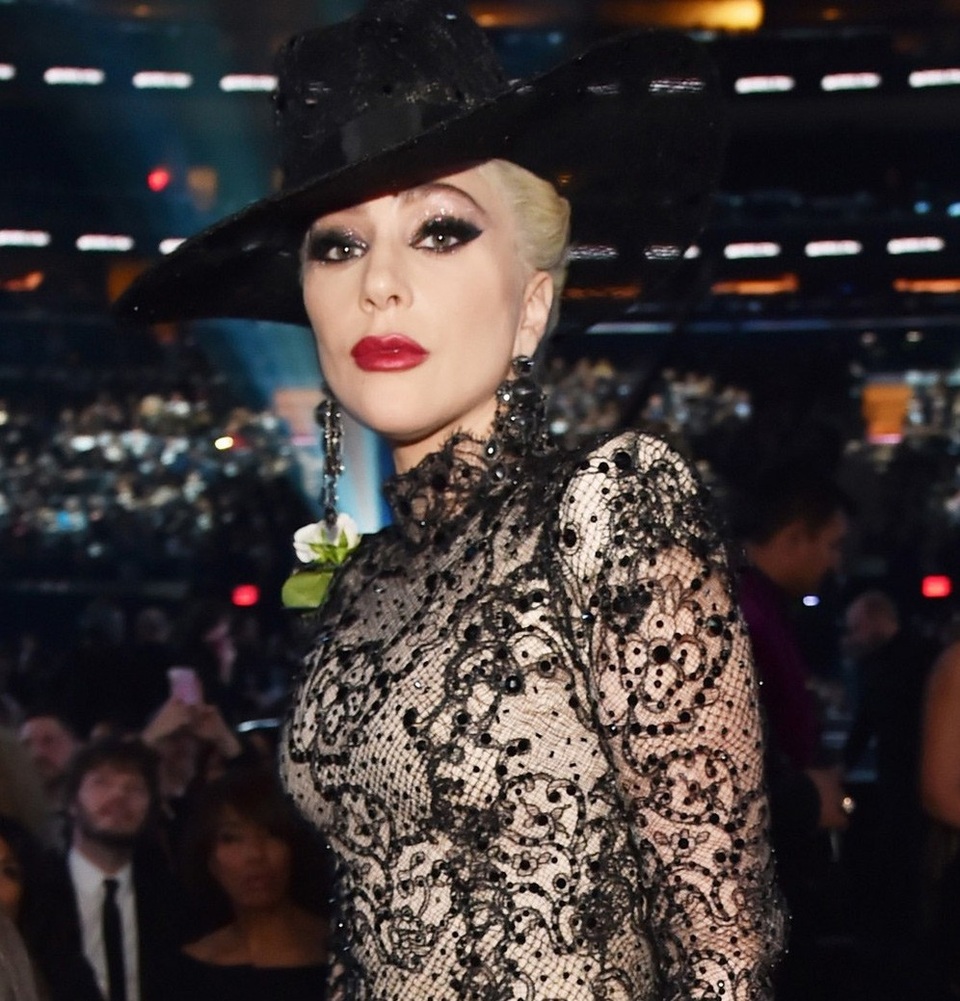 Lady Gaga dịu dàng như công chúa, khóa môi bạn trai sau cánh gà - 9
Cô thay sang một bộ đồ khác để trở lại lễ trao giải Grammny sau phần biểu diễn xúc động.