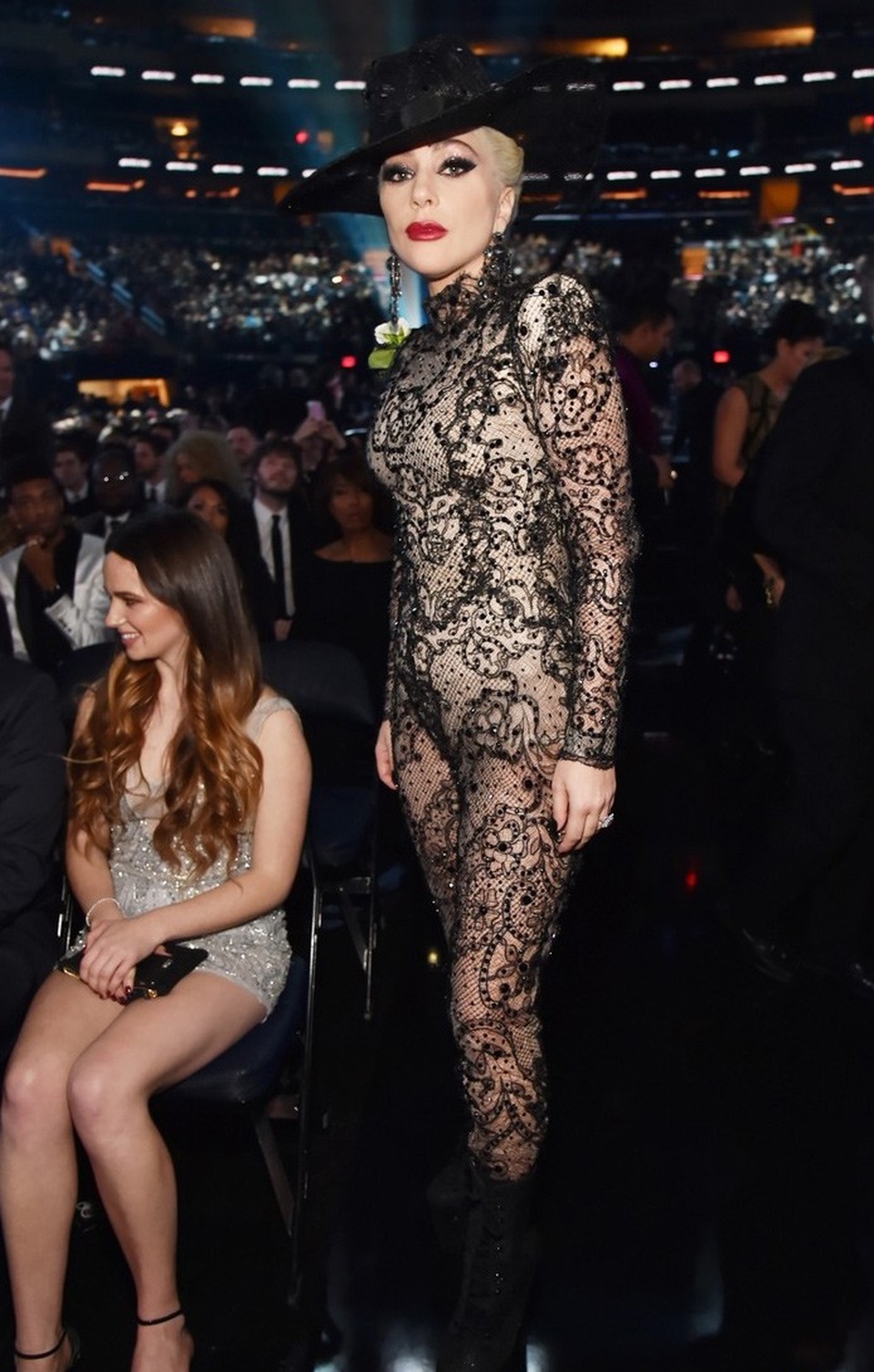 Lady Gaga dịu dàng như công chúa, khóa môi bạn trai sau cánh gà - 8 Lady Gaga dịu dàng như công chúa, khóa môi bạn trai sau cánh gà - 8