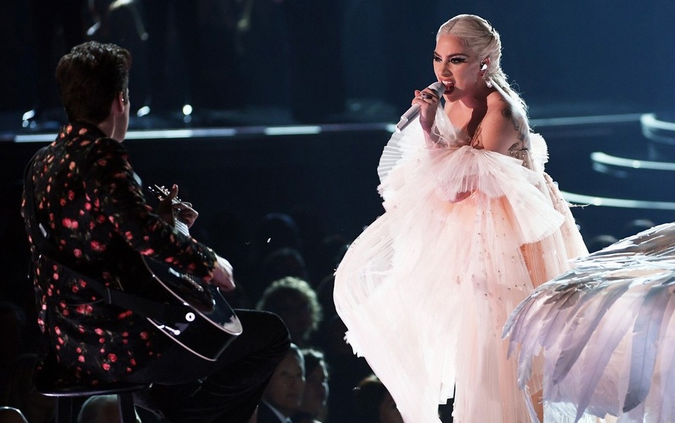 Lady Gaga dịu dàng như công chúa, khóa môi bạn trai sau cánh gà - 5
Lady Gaga cho biết, hai ca khúc này đều là sản phẩm âm nhạc cô dành cho những người thân đã khuất của mình.