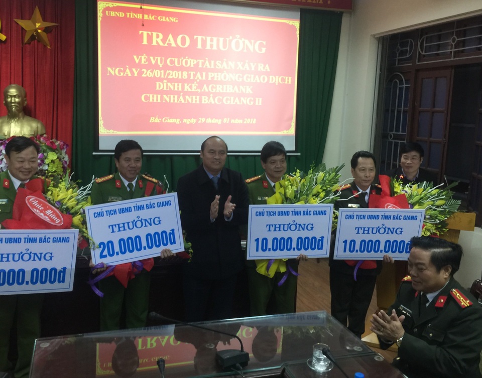 Thưởng nóng chuyên án phá vụ dùng súng và bom giả cướp ngân hàng giữa ban ngày - 1 Chủ tịch UBND tỉnh Bắc Giang trao thưởng nóng cho các đơn vị