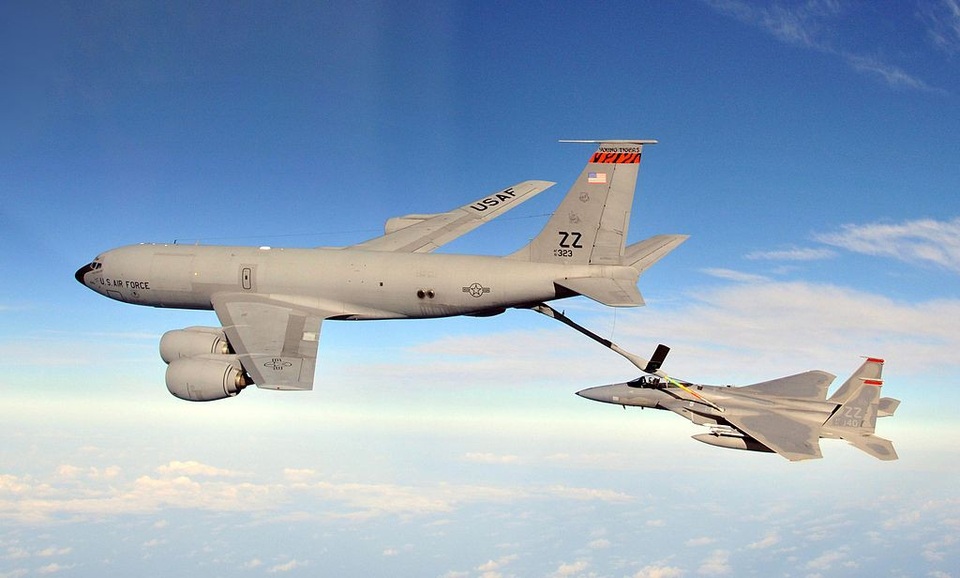 Cận cảnh máy bay Mỹ tiếp nhiên liệu ở độ cao 7.000m - 1 Máy bay KC-135R Stratotanker tiếp nhiên liệu cho máy bay chiến đấu F-15C Eagles tại căn cứ Kadena, Nhật Bản (Ảnh: Không quân Mỹ)