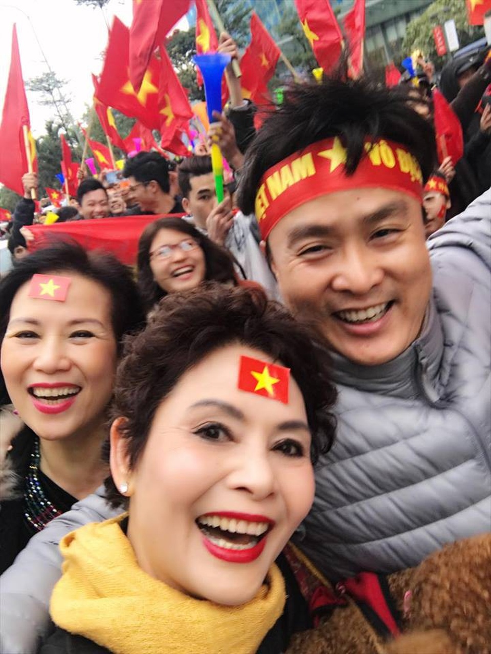 Những khoảnh khắc ấn tượng của sao Việt trong “biển người” đón U23 - 2 Những khoảnh khắc ấn tượng của sao Việt trong “biển người” đón U23 - 2