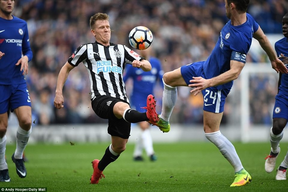 Chelsea 3-0 Newcastle: Ngày của "kép phụ" Batshuayi - 2
Matt Ritchie (giữa) trong vòng vây của các cầu thủ Chelsea