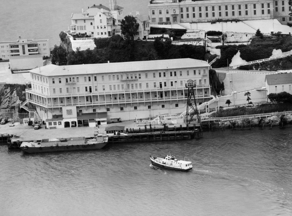 Nhà tù Alcatraz nằm trên một hòn đảo giữa biển nước mênh mông (Ảnh: AP)