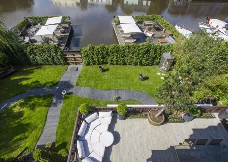 Mãn nhãn với biệt thự gỗ triệu đô sở hữu hẳn... bãi biển trong nhà - 13 Mãn nhãn với biệt thự gỗ triệu đô sở hữu hẳn... bãi biển trong nhà - 13