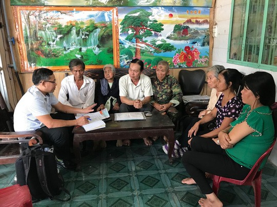 Ông Nguyễn Văn Dũng (thứ tư, từ trái sang) và người thân trình bày vụ việc với phóng viên Báo Người Lao Động