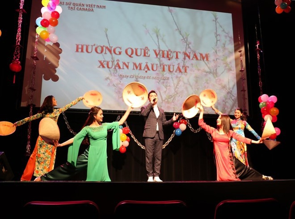 Ấm áp niềm vui đón Xuân Mậu Tuất của cộng đồng người Việt tại Canada - 2
Bài hát Việt Nam quê hương tôi do các nghệ sỹ biểu diễn tại chương trình. (Ảnh: Trường Giang/TTXVN)