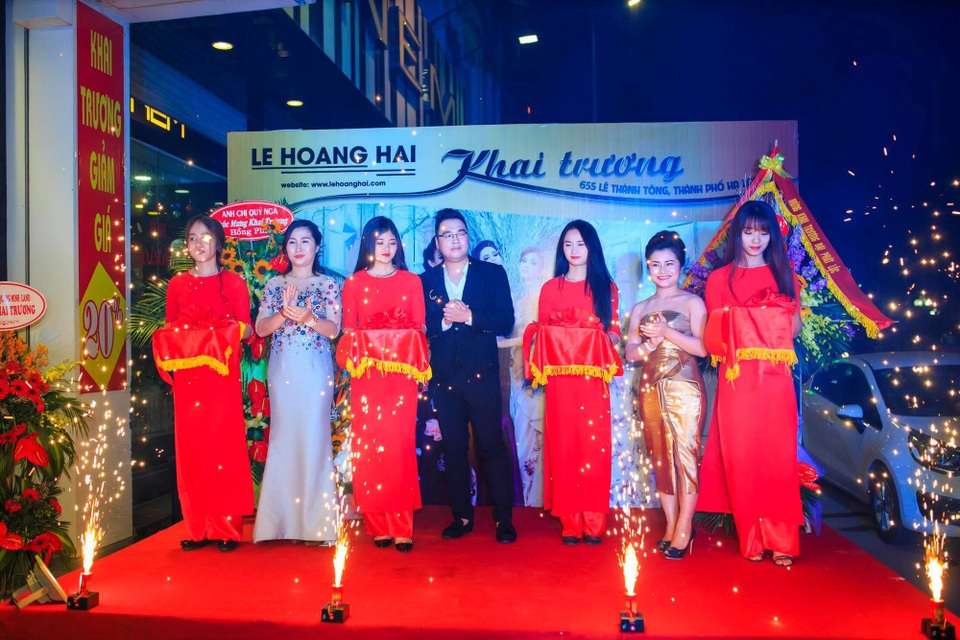 NTK Lê Hoàng Hải “ thắng lớn” khi khai trương showroom thứ 5 tại Quảng Ninh - 1 NTK Lê Hoàng Hải cắt băng khai trương chúc mừng showroom.