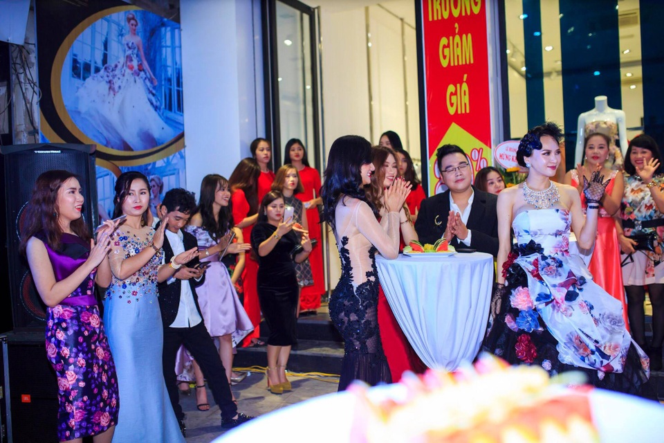 NTK Lê Hoàng Hải “ thắng lớn” khi khai trương showroom thứ 5 tại Quảng Ninh - 2 NTK Lê Hoàng Hải “ thắng lớn” khi khai trương showroom thứ 5 tại Quảng Ninh - 2