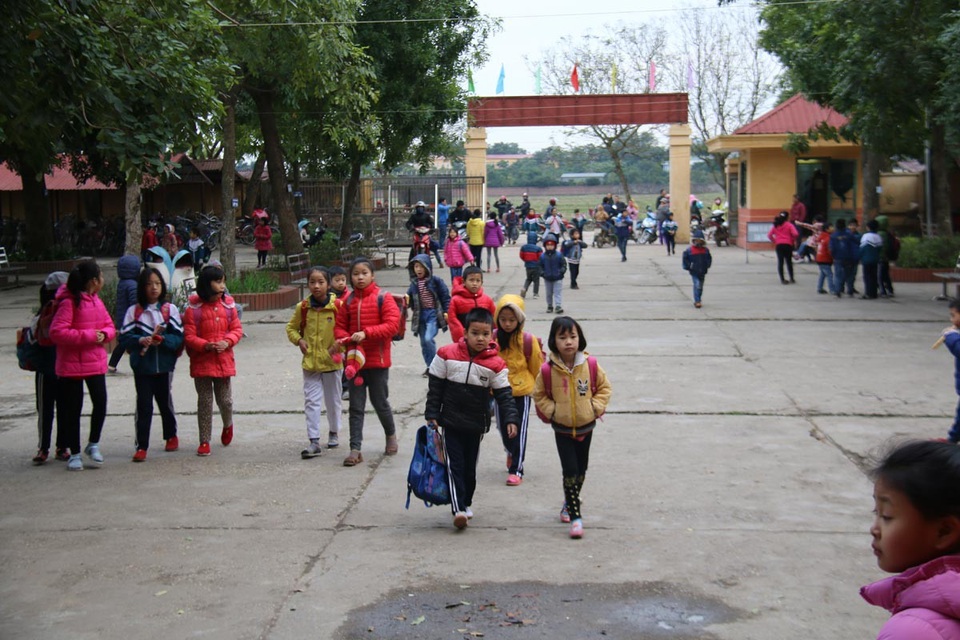 Sáng thứ 2 ở trường cấp 1 của Quang Hải - 3
Học sinh đến lớp sáng thứ Hai tại Trường Tiểu học Xuân Nộn.