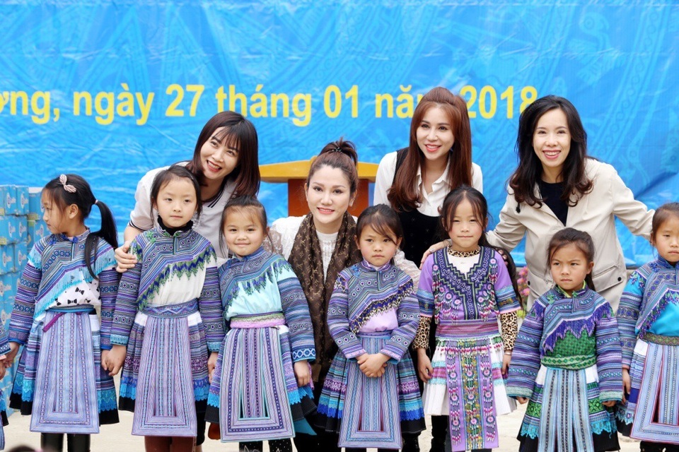 Nhiều cảm xúc sau chuyến thiện nguyện “Chia sẻ yêu thương” - 4 Trao các món quà và yêu thương đến cho các em