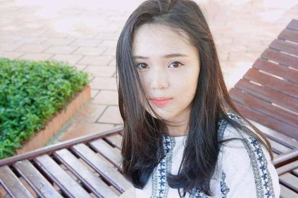 Hé lộ bạn gái của Duy Mạnh - đội phó U23 Việt Nam cắm quốc kỳ trên tuyết trắng - 6 Sinh ra trong một gia đình có truyền thống nên Quỳnh Anh cũng sớm có tình yêu với môn thể thao vua. Quỳnh Anh cũng là nữ CĐV thường xuyên góp mặt trên sân Mỹ Đình mỗi khi các cầu thủ ĐTQG thi đấu. Ống kính của các PV Thể thao cũng nhiều lần ghi được hình ảnh của cô khi vào TPHCM cổ vũ bóng đá.