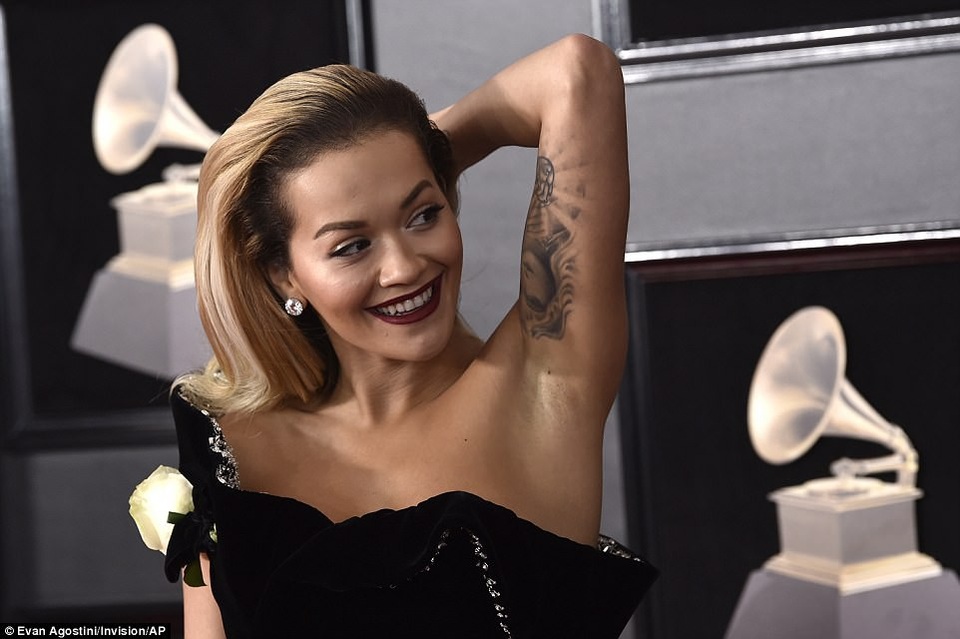 Váy xẻ cao "bất tận" của Rita Ora trên thảm đỏ Grammy 2018 - 14 Váy xẻ cao "bất tận" của Rita Ora trên thảm đỏ Grammy 2018 - 14