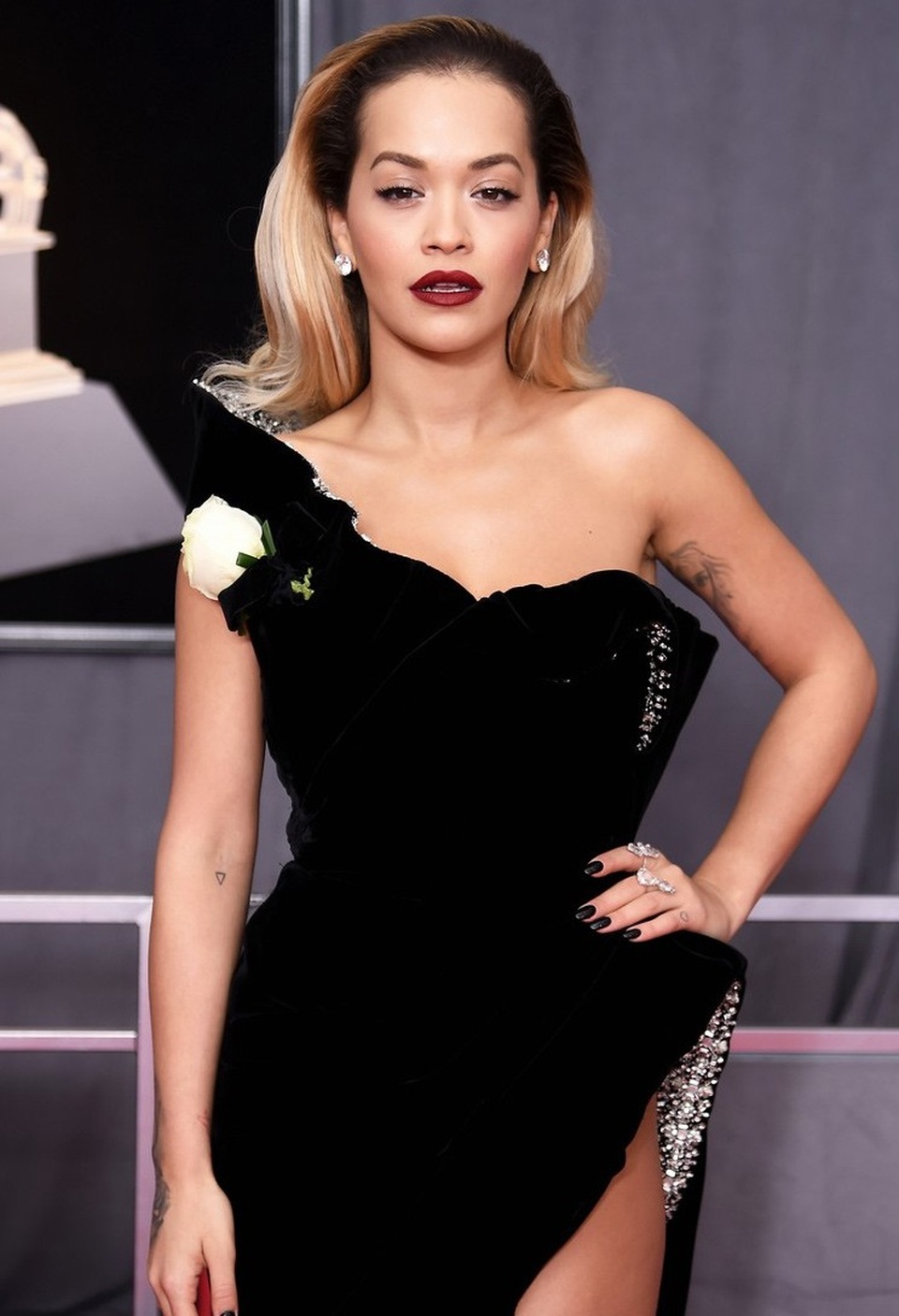 Váy xẻ cao "bất tận" của Rita Ora trên thảm đỏ Grammy 2018 - 4 Váy xẻ cao "bất tận" của Rita Ora trên thảm đỏ Grammy 2018 - 4