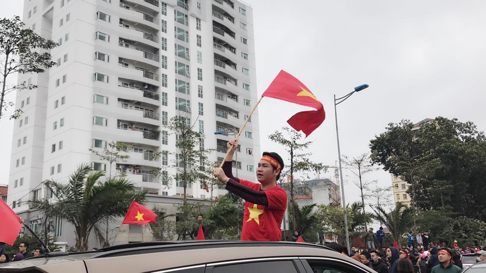 Những khoảnh khắc ấn tượng của sao Việt trong “biển người” đón U23 - 4 Những khoảnh khắc ấn tượng của sao Việt trong “biển người” đón U23 - 4