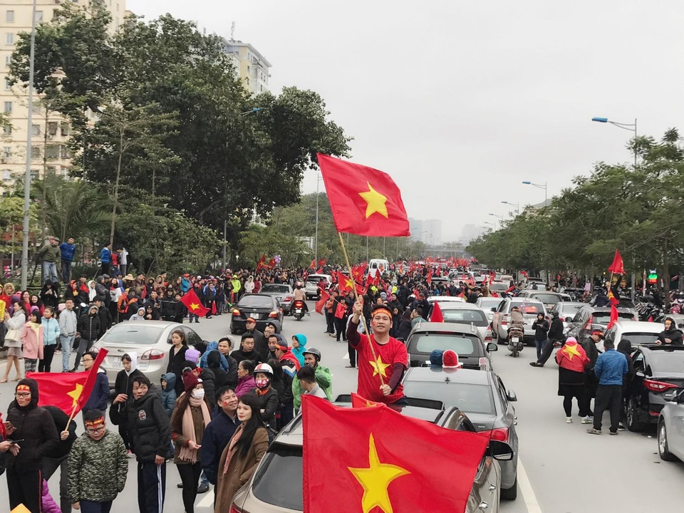 Những khoảnh khắc ấn tượng của sao Việt trong “biển người” đón U23 - 5 Những khoảnh khắc ấn tượng của sao Việt trong “biển người” đón U23 - 5